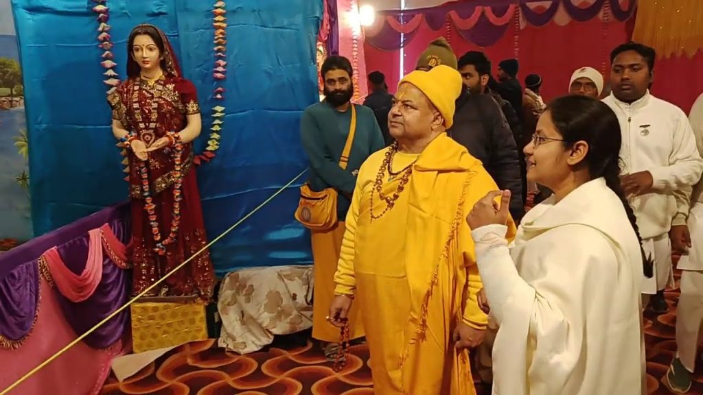 महाकुंभ में ब्रह्मा कुमारीज ज्ञान कुंभ मेले का अवलोकन करते हुए रसिक पीठाधीश्वर जन्मेजय शरण जी महाराज